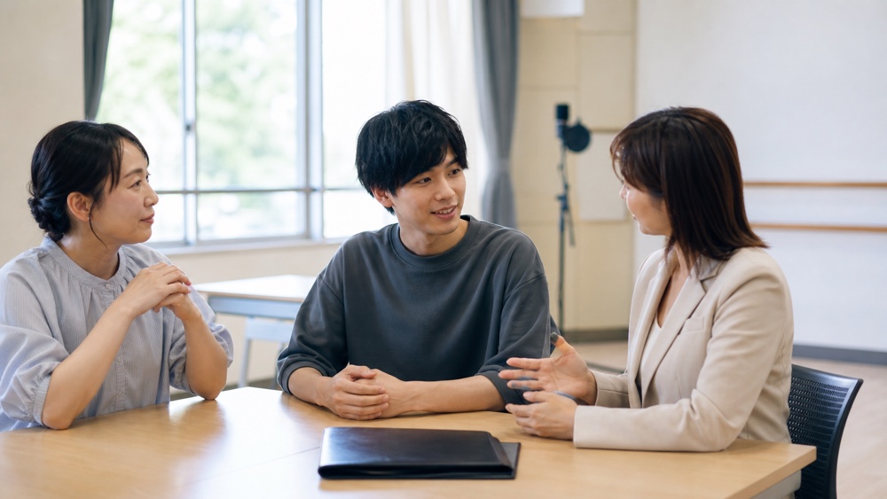 卒業制作後に講師とキャリア担当から進路面の講評を受ける学生