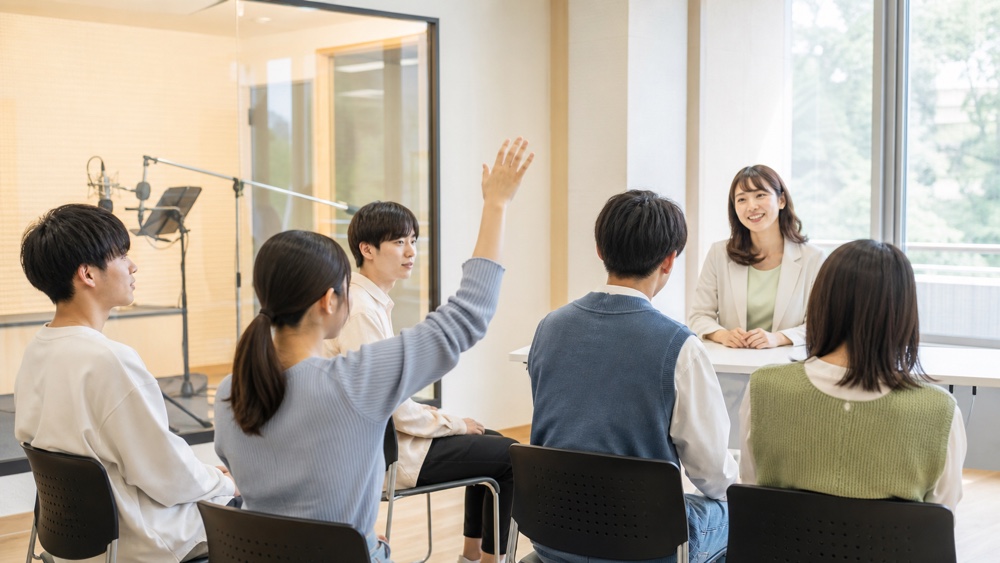 声優専門学校のオープンキャンパスで質問する参加者