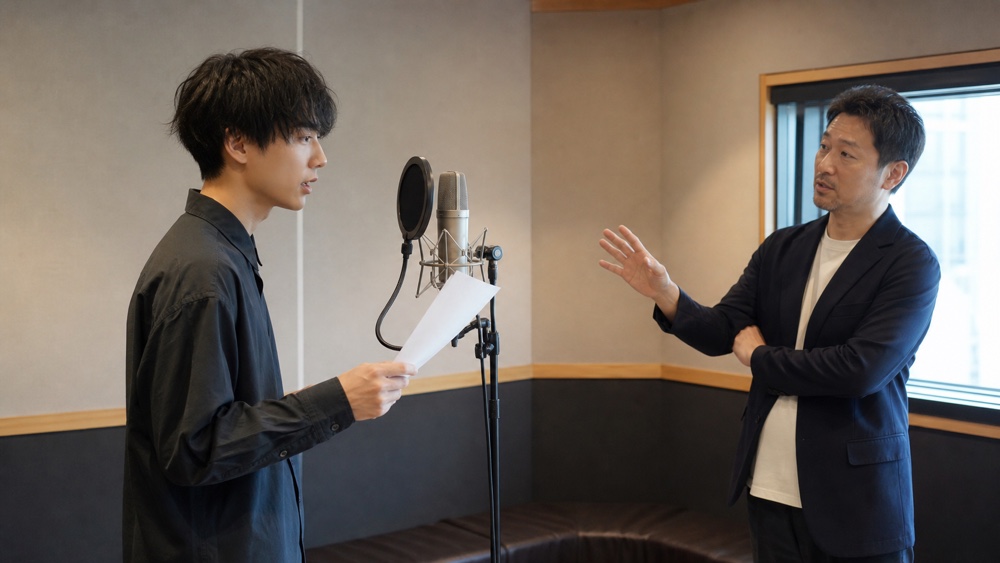 マイク実習で講師から演技指導を受ける声優志望者のイメージ