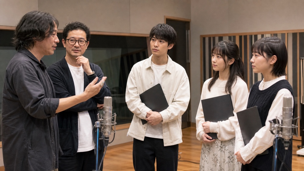 卒業制作後に音響ディレクターと講師から講評を受ける声優専門学校の学生