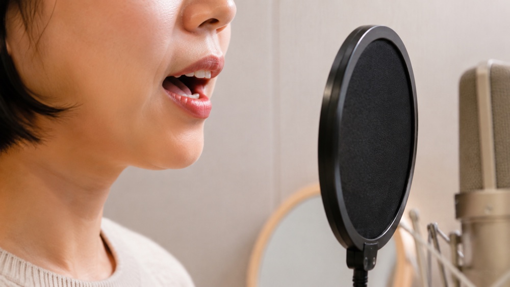マイク前で口の動きを確認する発声トレーニング