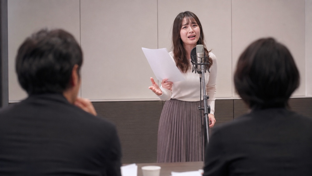 オーディション審査で感情表現を披露する女性