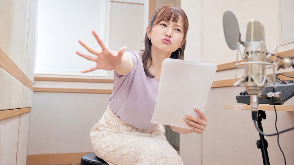 収録ブースで甘える子供役を演じる女性