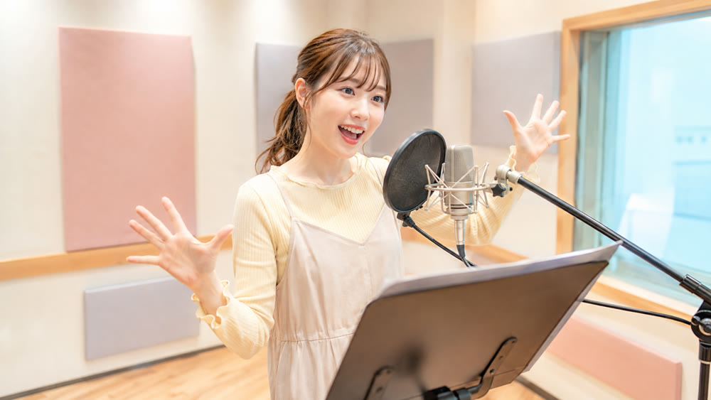 収録ブースで無邪気にはしゃぐ子供役を演じる女性