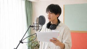台本を手に声優のセリフ練習をする声優志望者