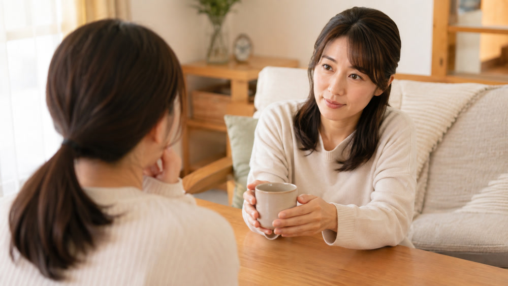 友人にお茶を差し出して気遣う落ち着いた女性