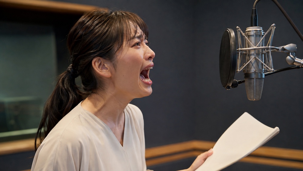 録音ブースで感情を爆発させる絶叫演技をする女性