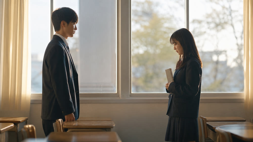 放課後の教室で告白前の緊張を感じる高校生の男女