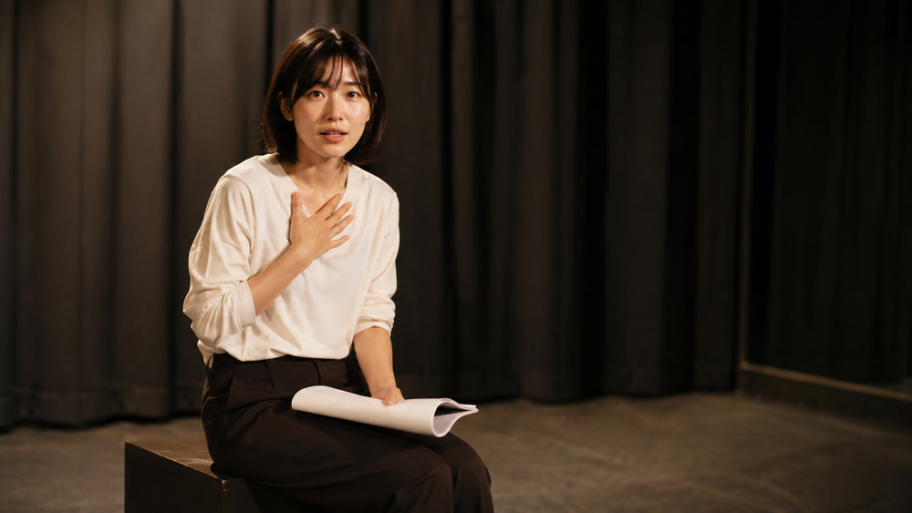 強気な役の本音を打ち明ける瞬間を演じる女性