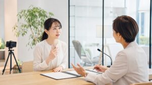 アナウンサースクールで話し方のフィードバックを受ける女性