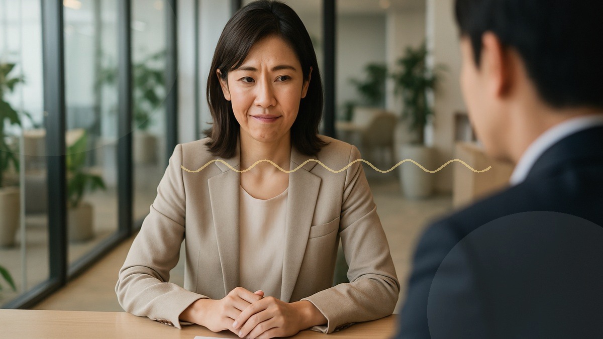 仕事中に表情のこわばりに気づく女性
