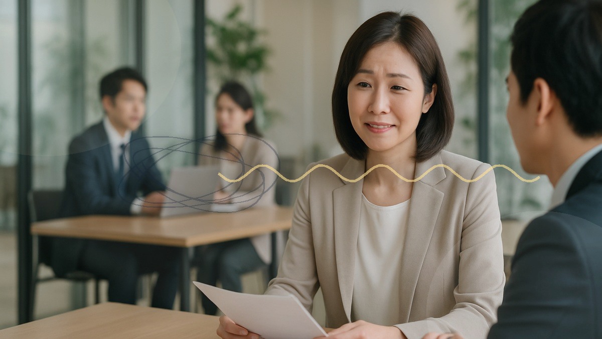愛想笑いの誤解がほどける概念イメージ