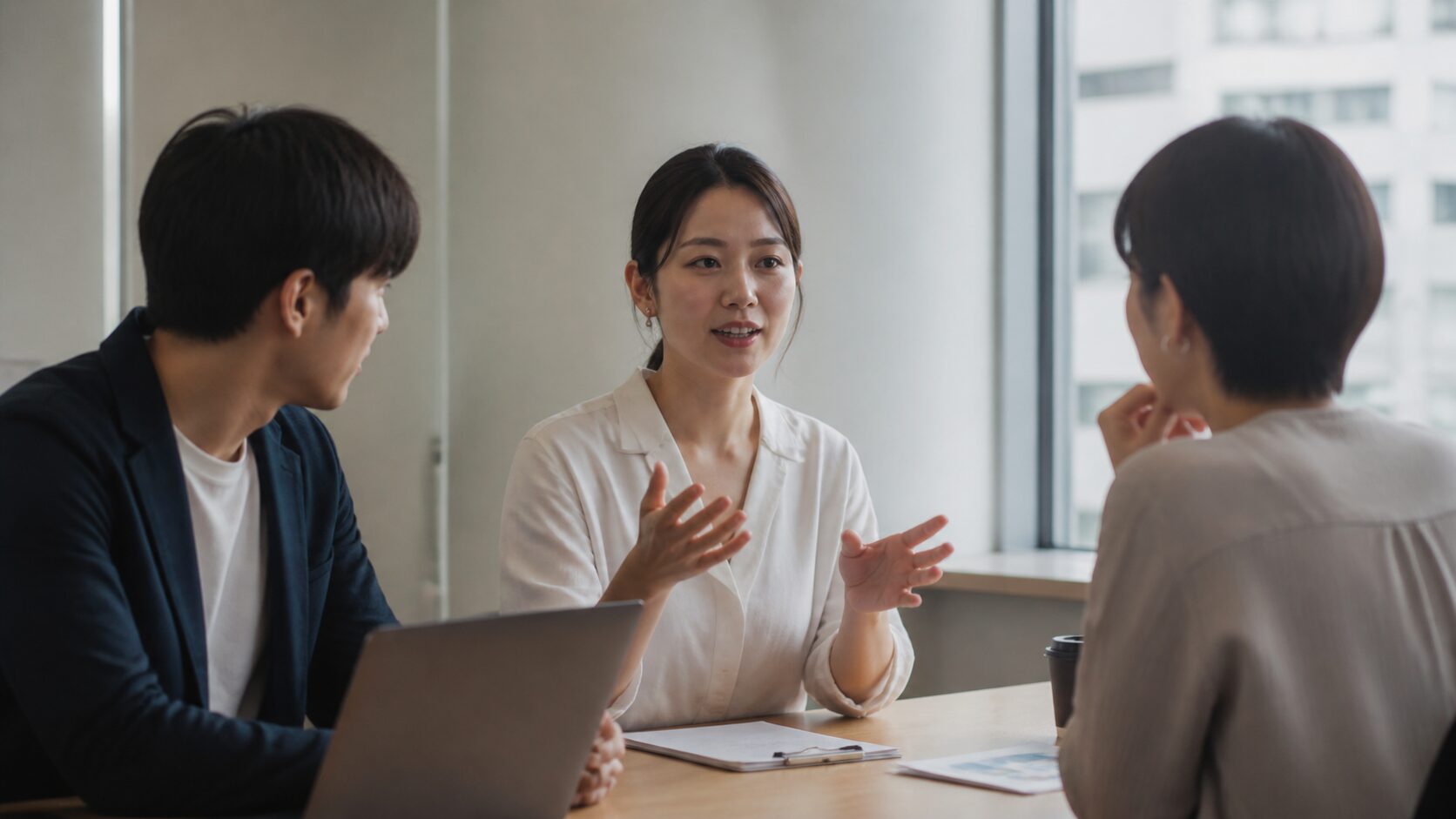 職場での会話・話し方をテーマにしたビジネスミーティングの写真
