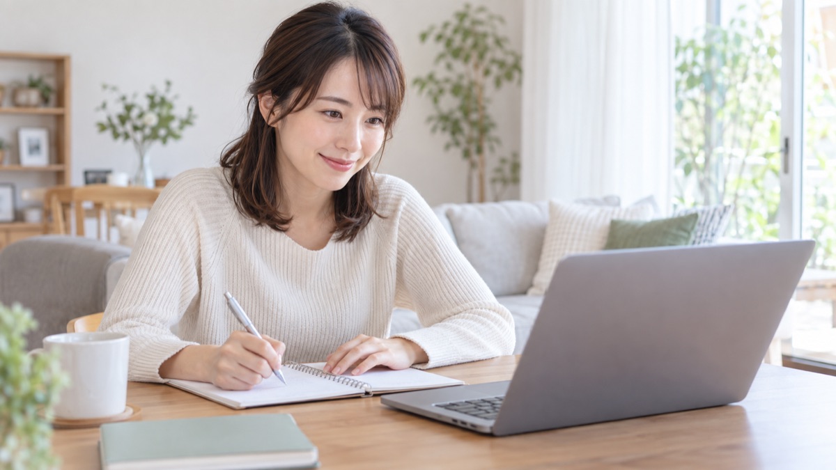 オンライン勉強会を見ながらメモを取る女性