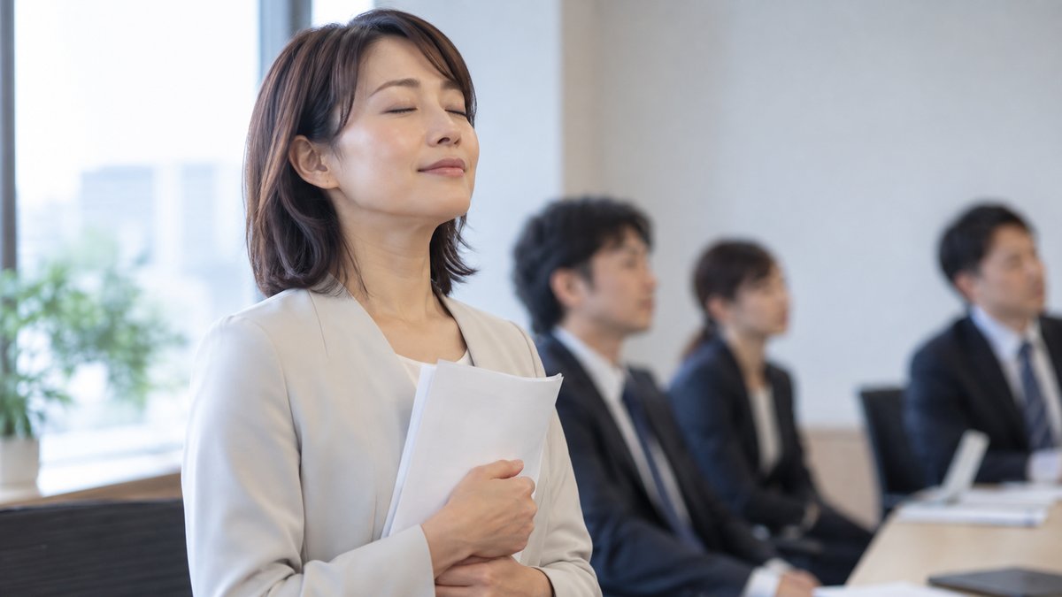 発表の前に深呼吸して気持ちを整える女性