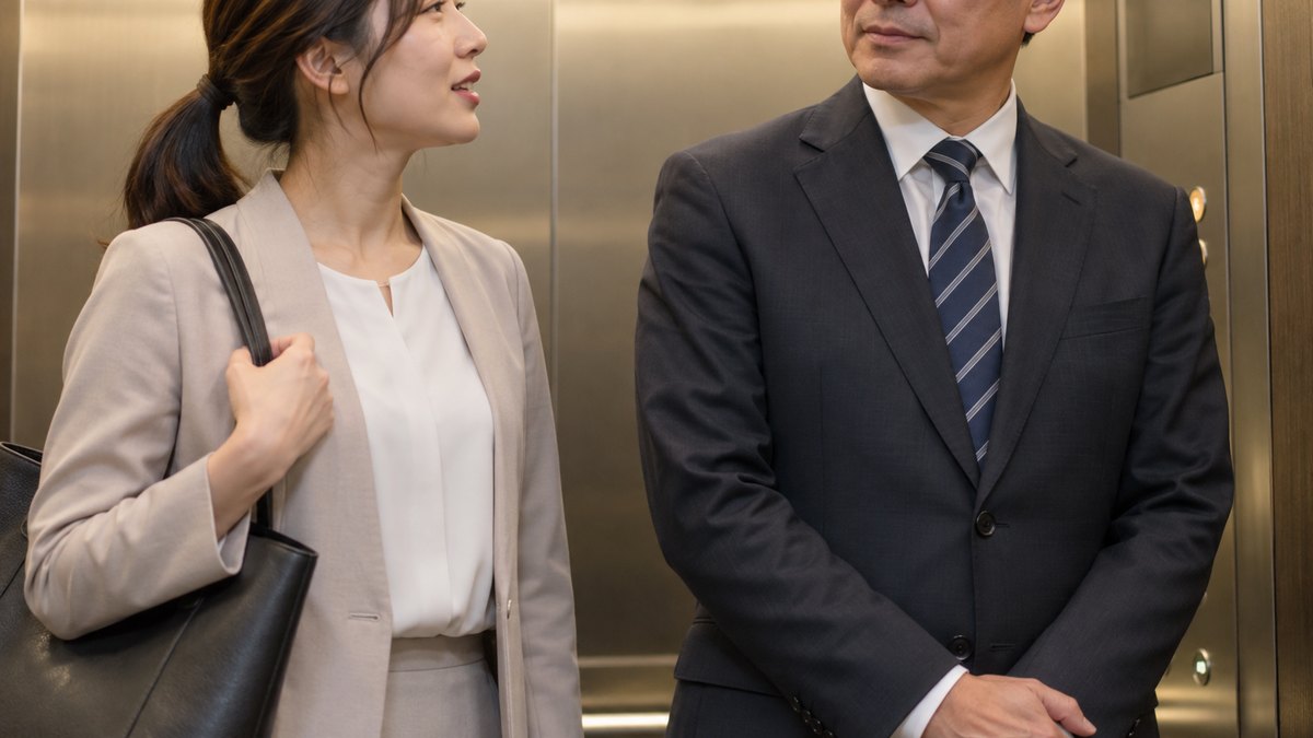 朝、オフィスビルのエレベーターの中で、30代の女性会社員と50代の男性の上司が並んで立ち、女性が上司のほうを少し向いて短く話しかけている近景。顔ははっきり写らない。表示板の文字は見えない