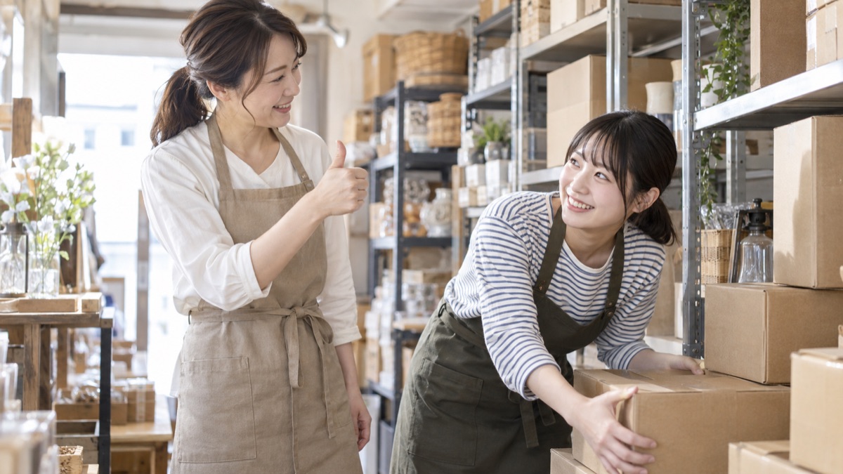 店舗のバックヤードでスタッフに笑顔で声をかける店長