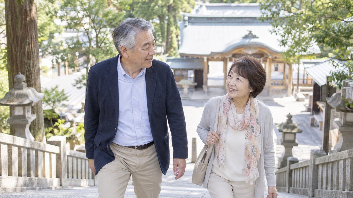 昼、神社の境内の石段を、60代の夫婦がゆっくり上りながら、穏やかに話している