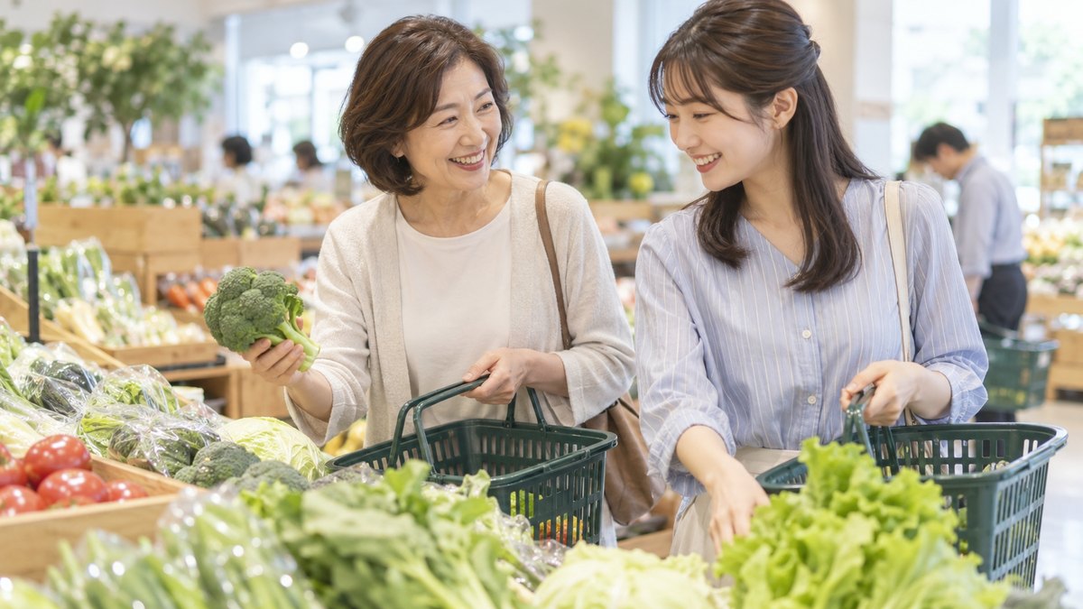 昼、スーパーの野菜売り場で、50代の女性と息子の婚約者の20代の女性が並んで買い物かごを持ち、笑いながら野菜を選んでいる