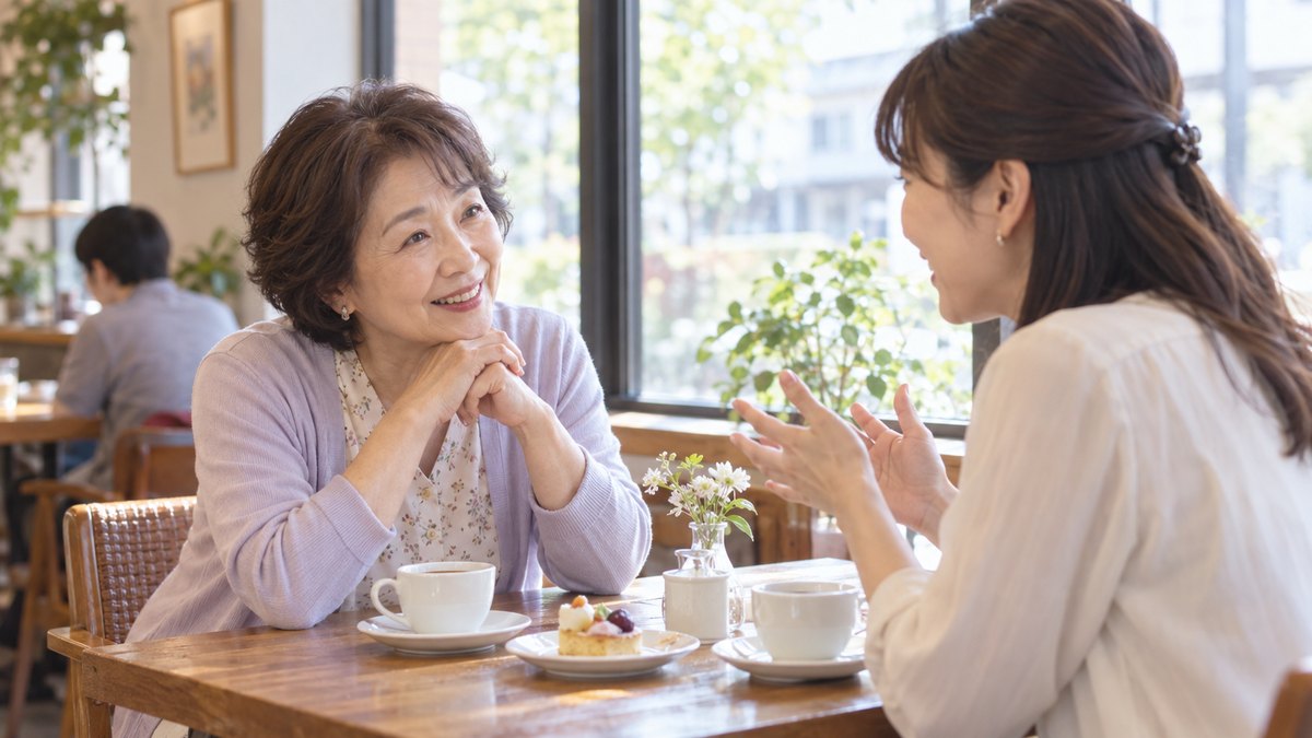 昼、町の喫茶店の窓際の席で、60代の女性が向かいに座った30代の女性の話に、身を乗り出してうなずきながら耳を傾けている