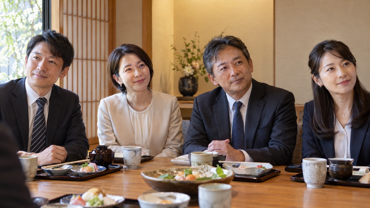 主役の話を、テーブルの同僚たちがうなずきながら静かに聞いている