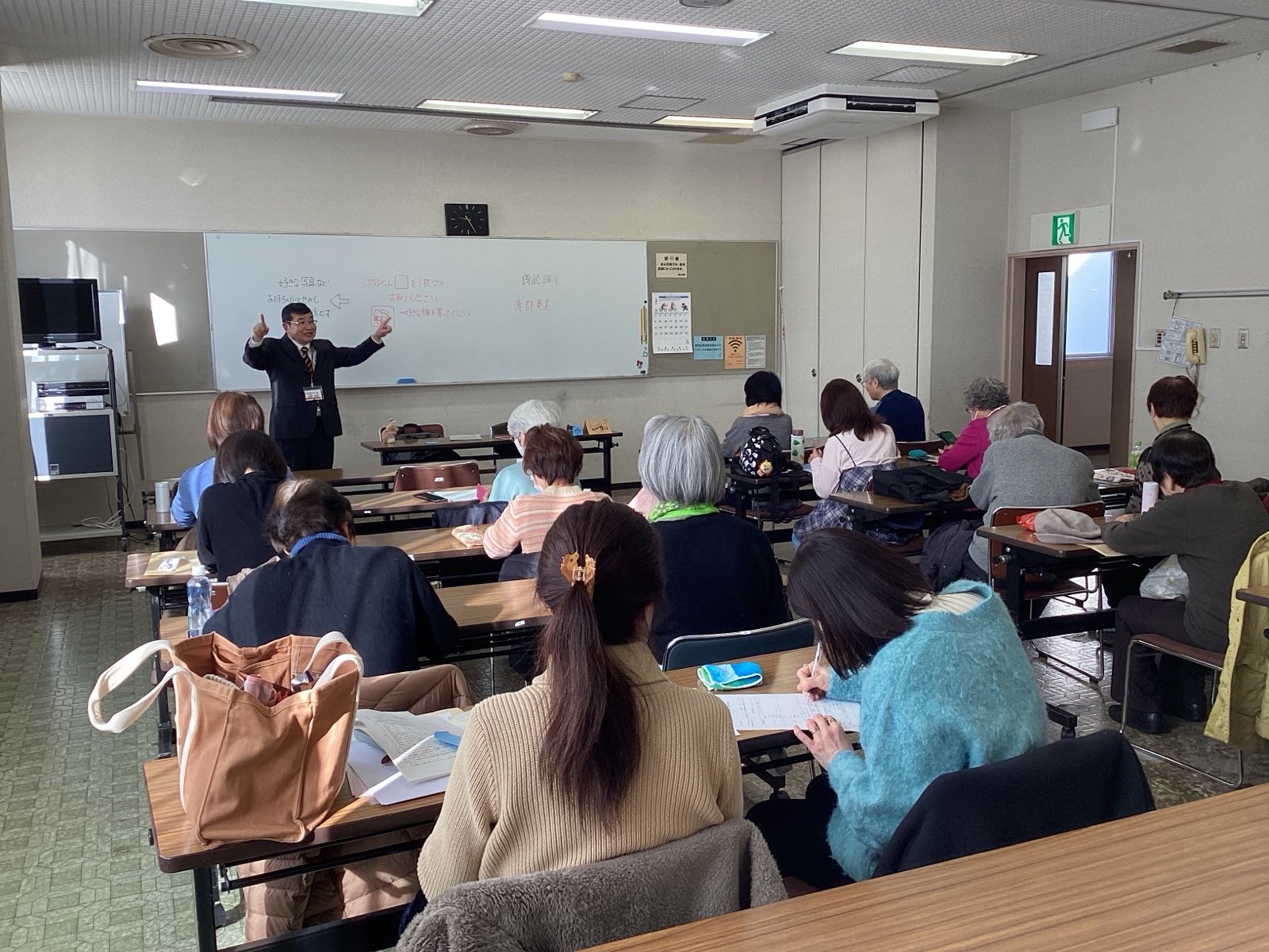 和光市南公民館の朗読講座で、講師の渡部英美教授が受講者に話している様子