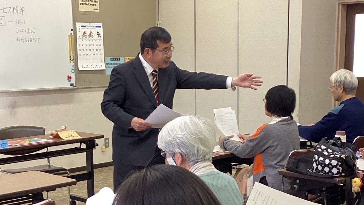 朗読講座で、原稿を手にした受講者に渡部英美教授が語りかけている様子