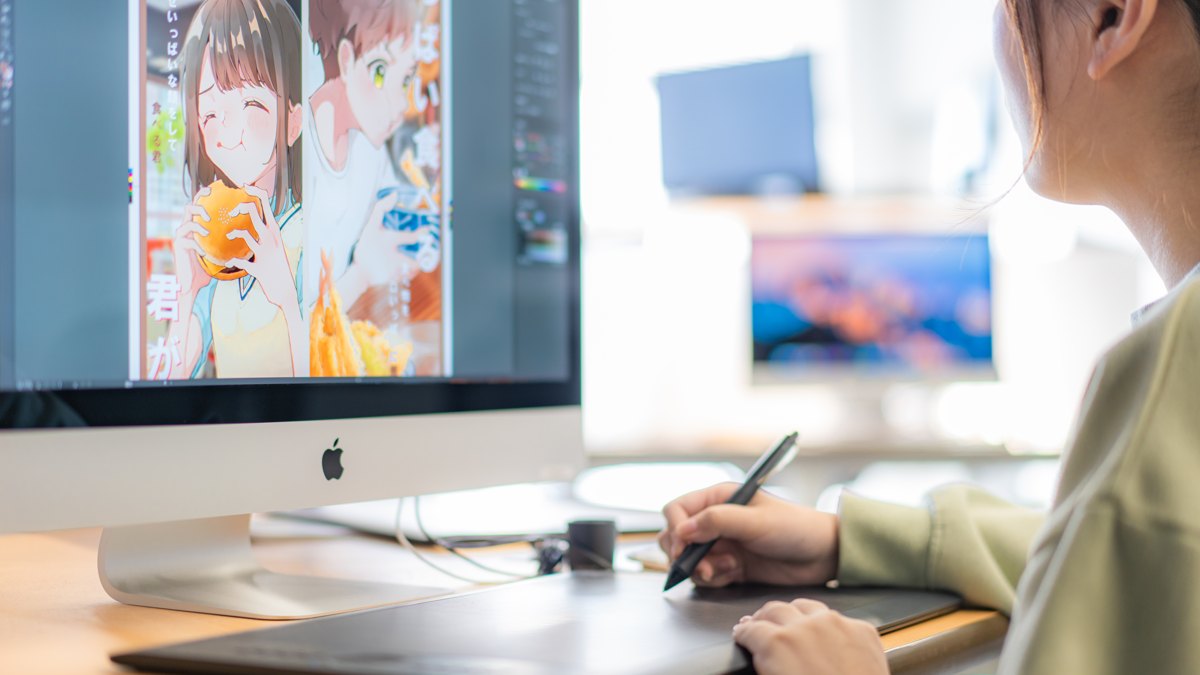 メディアデザイン学科の学生が、ペンタブレットでイラストを制作している様子