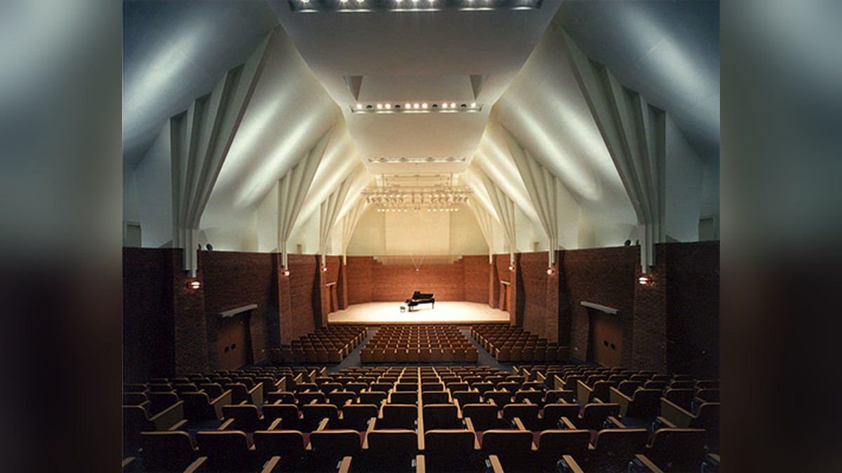 上田短期大学 北野講堂のホール