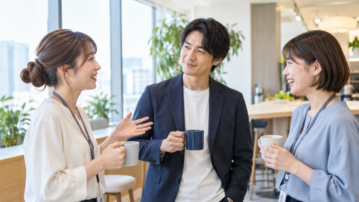 同僚の雑談で聞き役になっている男性
