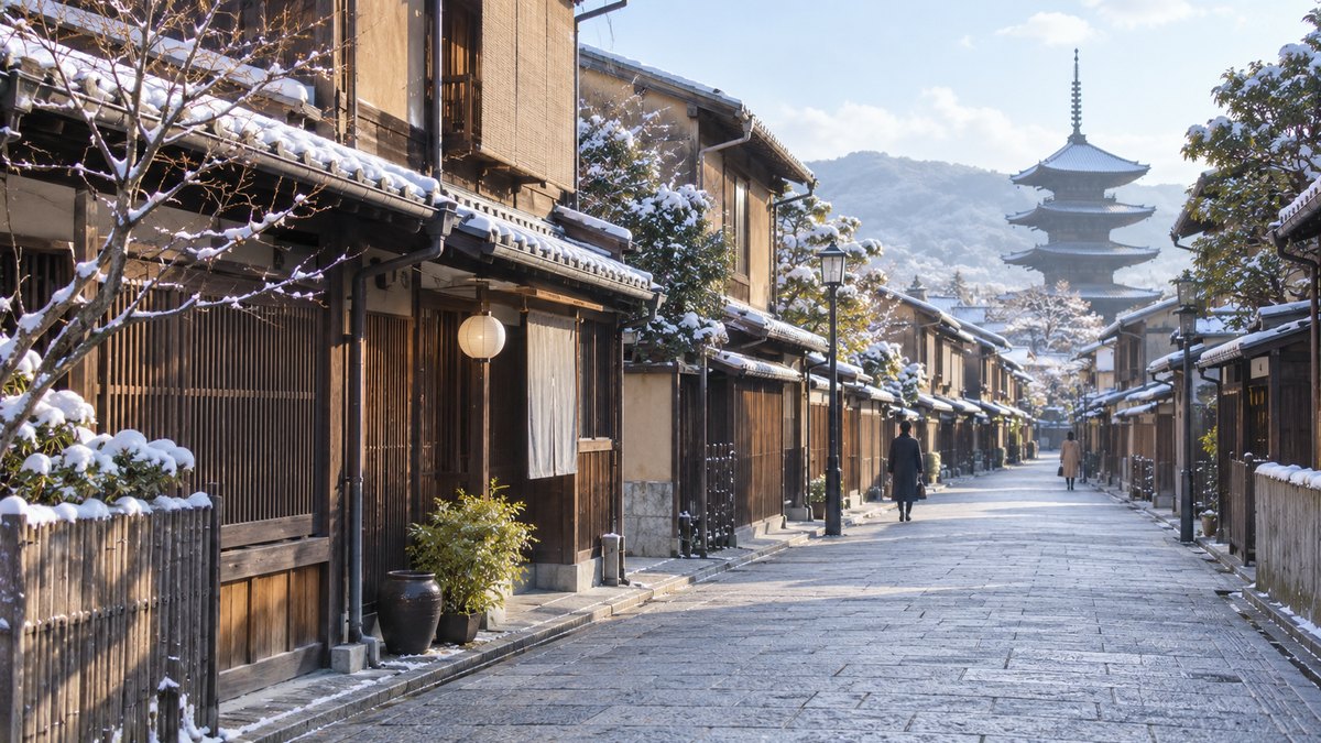 冬の朝の京都の、町家が並ぶ静かな通りの遠景。人通りは少なく、看板やのれんの文字は写っていない