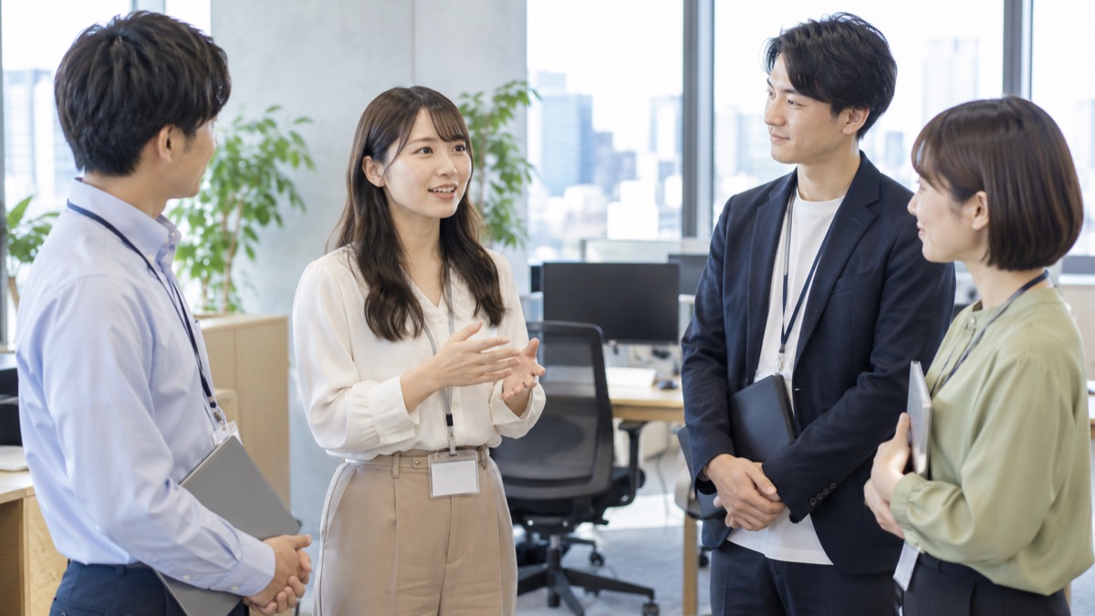 朝の立ったままのミーティングで最初に話し始める女性社員