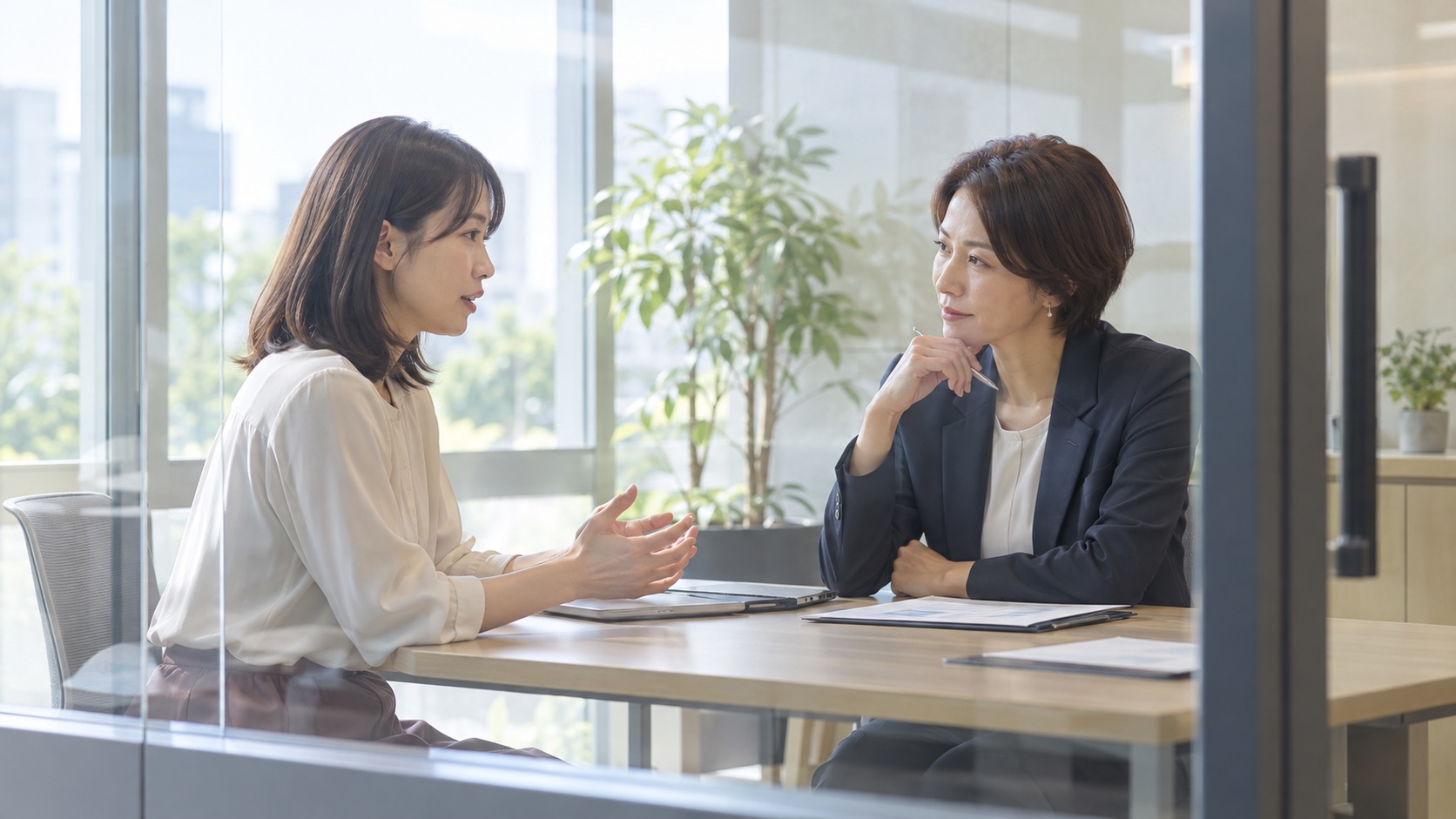 面談ブースで上司に困っていることを相談する女性社員
