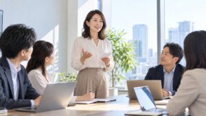 明るい会議室で同僚の前に立ち、小さなメモを手に顔を上げて話す女性会社員
