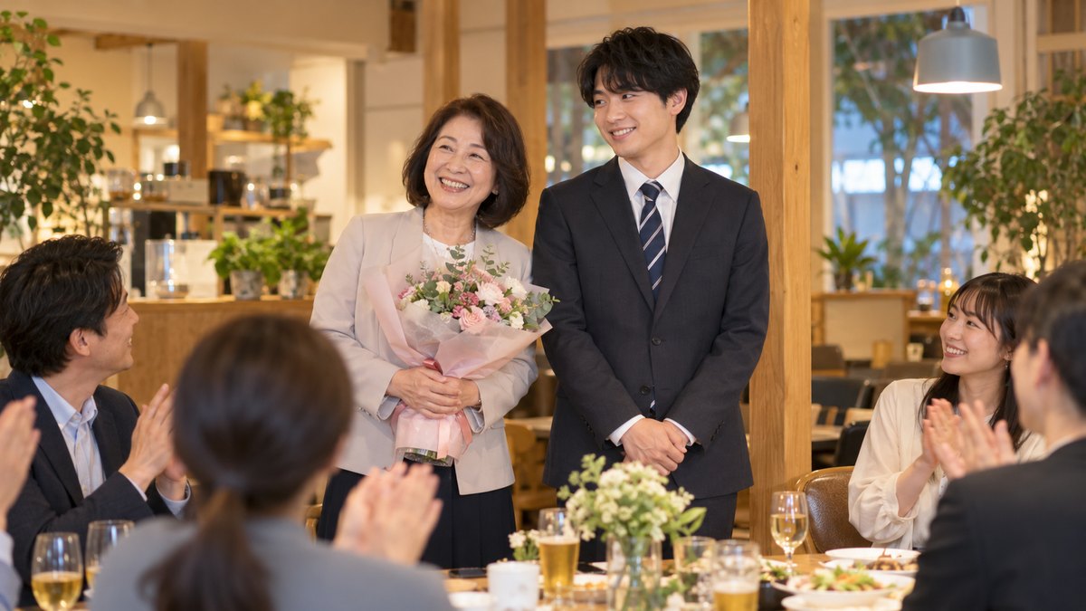 春の夕方、カフェレストランの歓送迎会で、花束を抱えた女性と新しく来た男性が並んで同僚の拍手を受けている