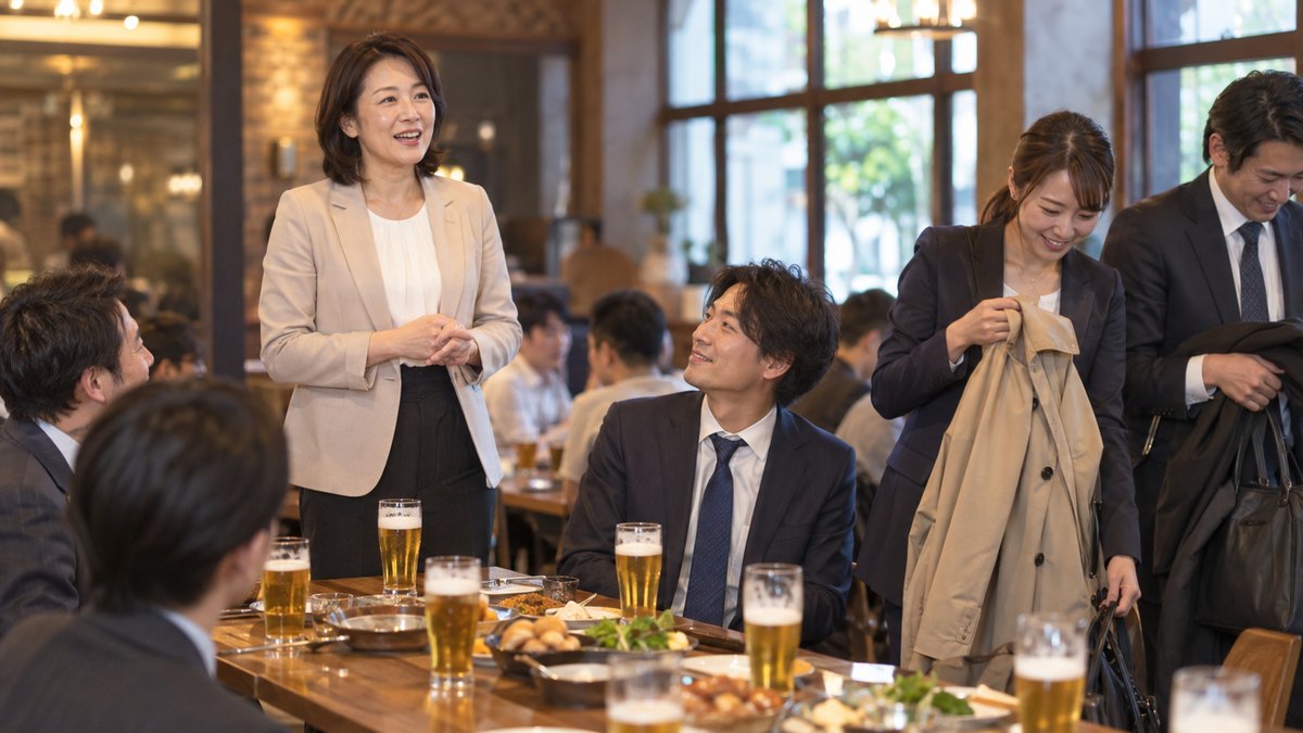ビアホールの長テーブルの端で、40代の女性課長が立ち上がって会場を見渡し、コートを手にし始めた社員たちに向かって穏やかに話している